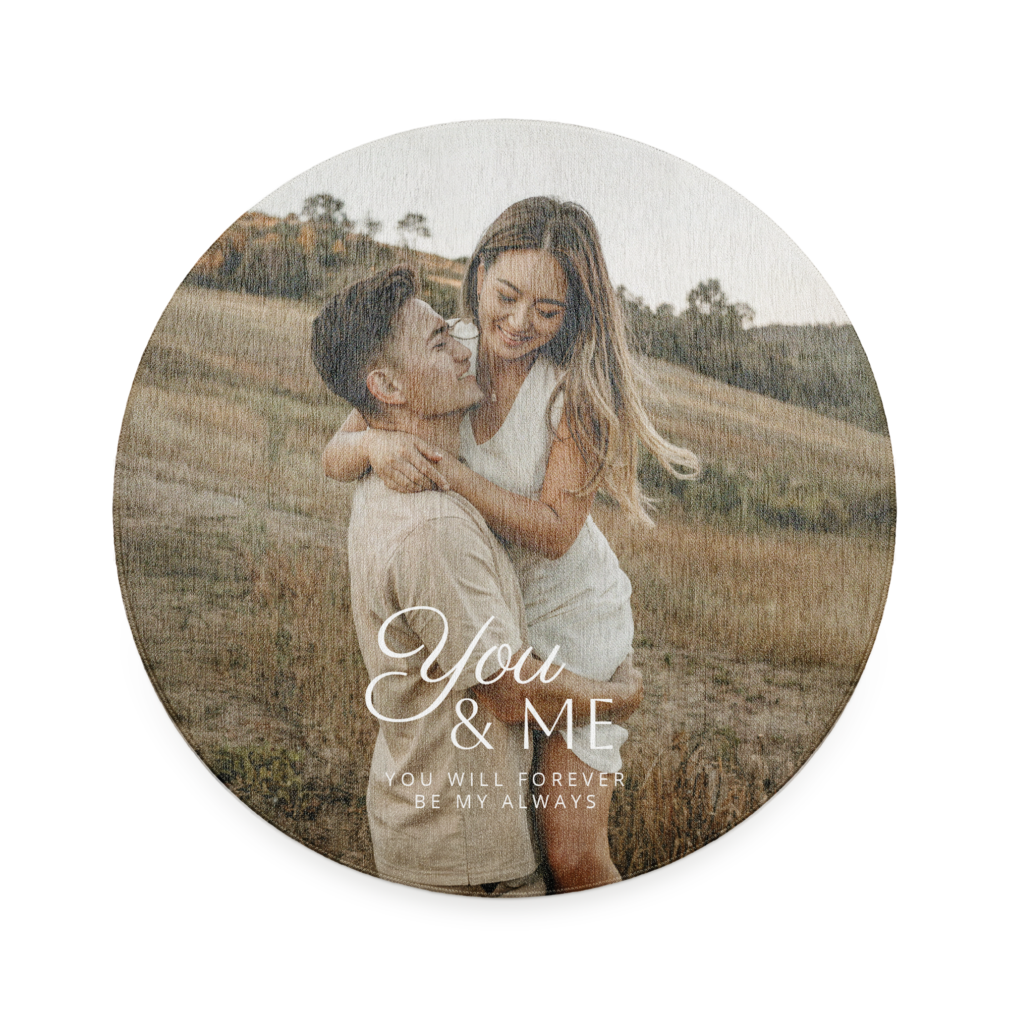 Rond vloerkleed bedrukt met een foto van een koppel, de tekst You & Me. Maak van hun favoriete herinnering een mooie decoratie.