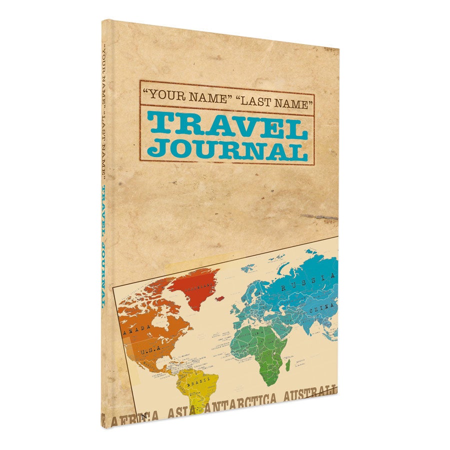 Jurnal de călătorie personalizat cu harta lumii, imprimat cu numele și textul "TRAVEL JOURNAL"