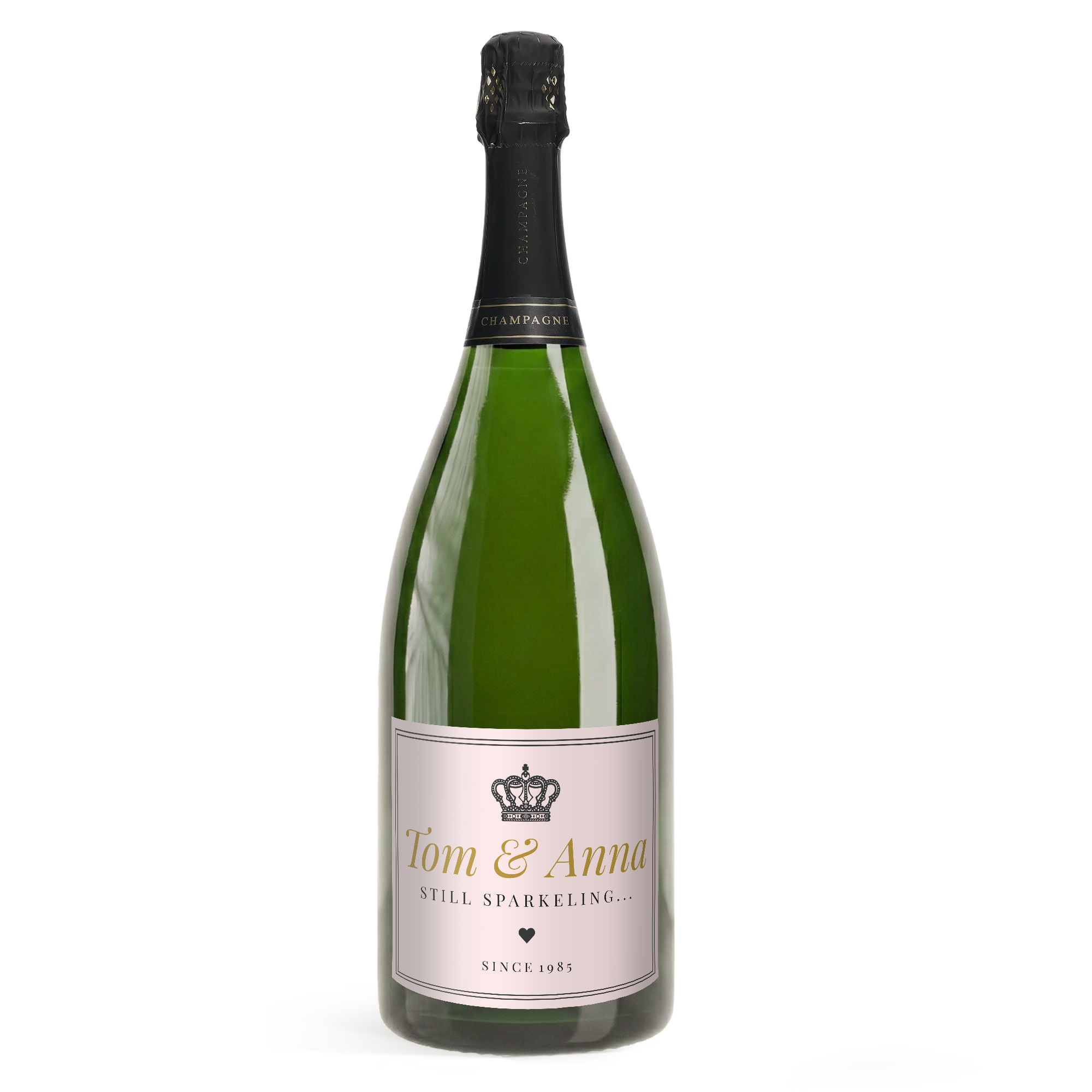 Champagne med personlig etiket - René Schloesser Magnum 1500 ml, med printet lyseblå etiket der kan tilpasses med navnene "Tom & Anna" og "Since 1985"