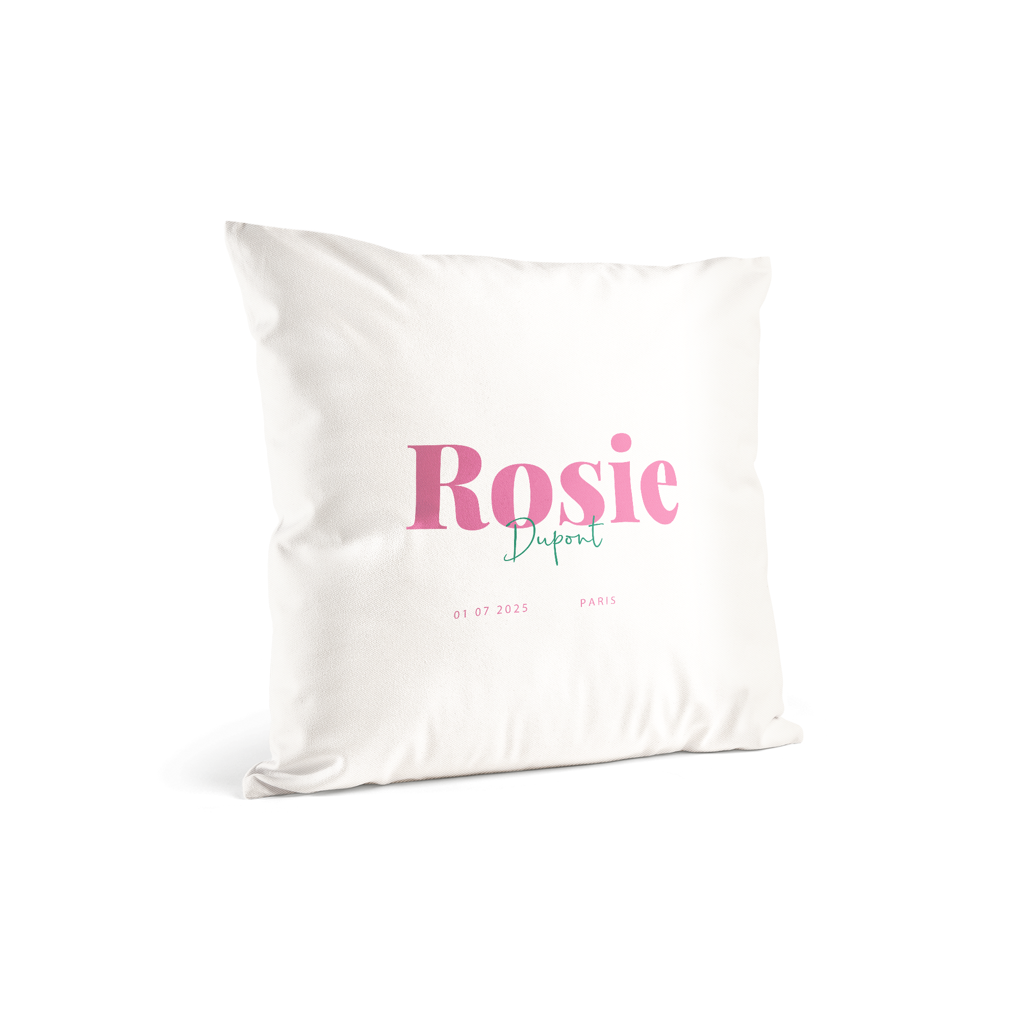 Coussin blanc personnalisé avec le prénom "Rosie Dupont" imprimé en rose et vert, ainsi que la date "01 07 2025" et le lieu "Paris".
