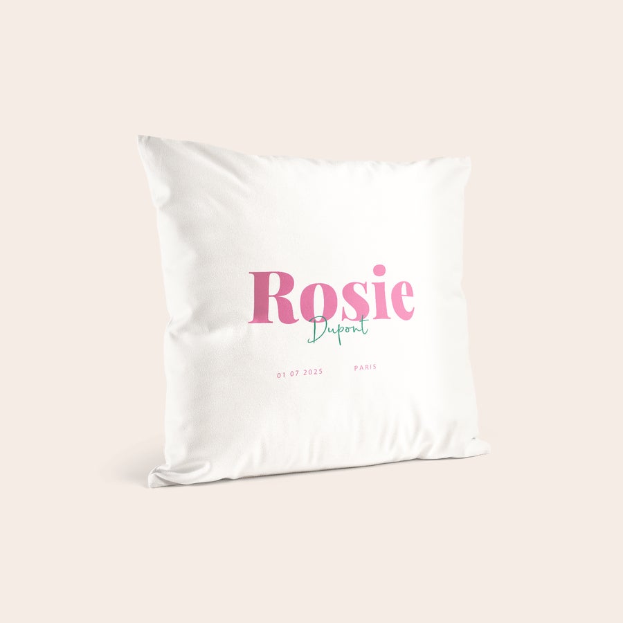 Coussin de naissance bébé personnalisé - 40x40 cm Coussin blanc personnalisé avec le prénom "Rosie Dupont" imprimé en rose et vert, ainsi que la date "01 07 2025" et le lieu "Paris".