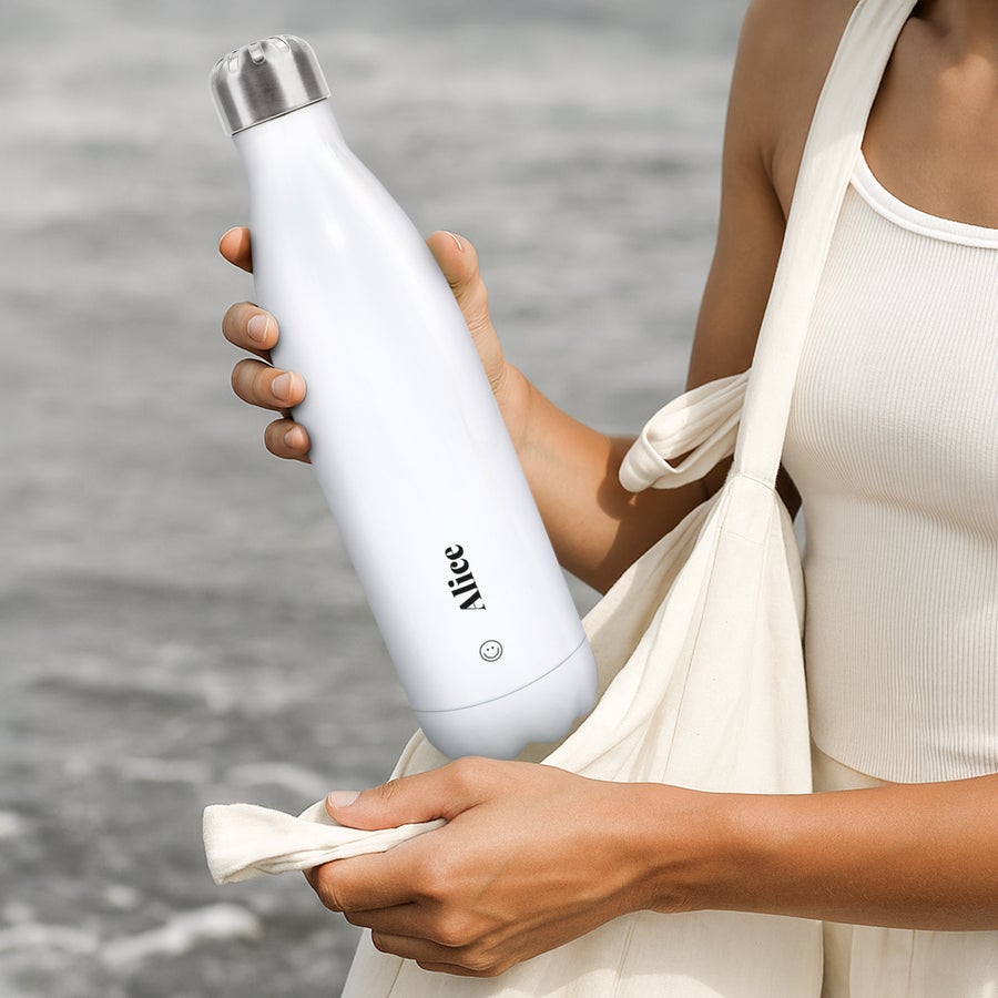 Borraccia per Acqua bottiglia d'acqua isolata bianca personalizzata con stampa del nome Alice e faccina sorridente, tenuta in mano
