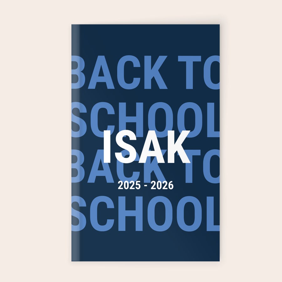Skolkalender 2025-2026 Personlig skolkalender med namn Isak och Back to school text, tryckt i mörkblått och vitt, för åren 2025-2026