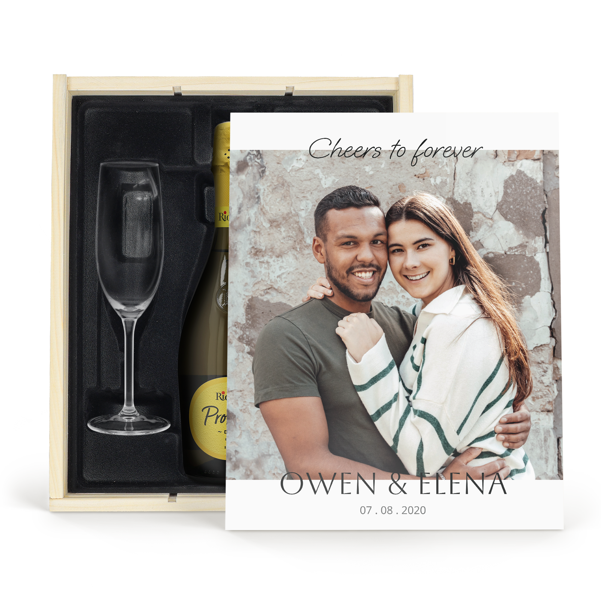 Houten kist met fles Riondo Prosecco en glas, bedrukt met foto van een stel, tekst Owen & Elena en 07.08.2020.