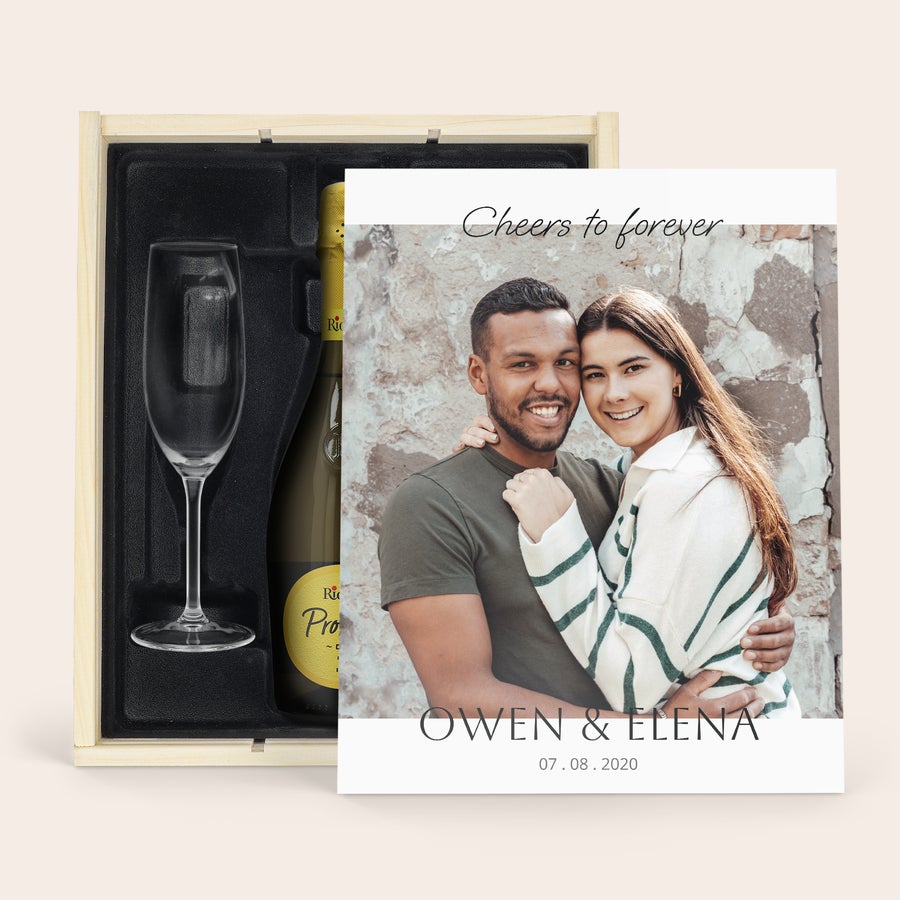 Riondo Proscecco gift set with glasses Személyre szabott Riondo Prosecco Spumante borosüveg és pohár fa díszdobozban, fotóval és Owen & Elena névvel tervezve