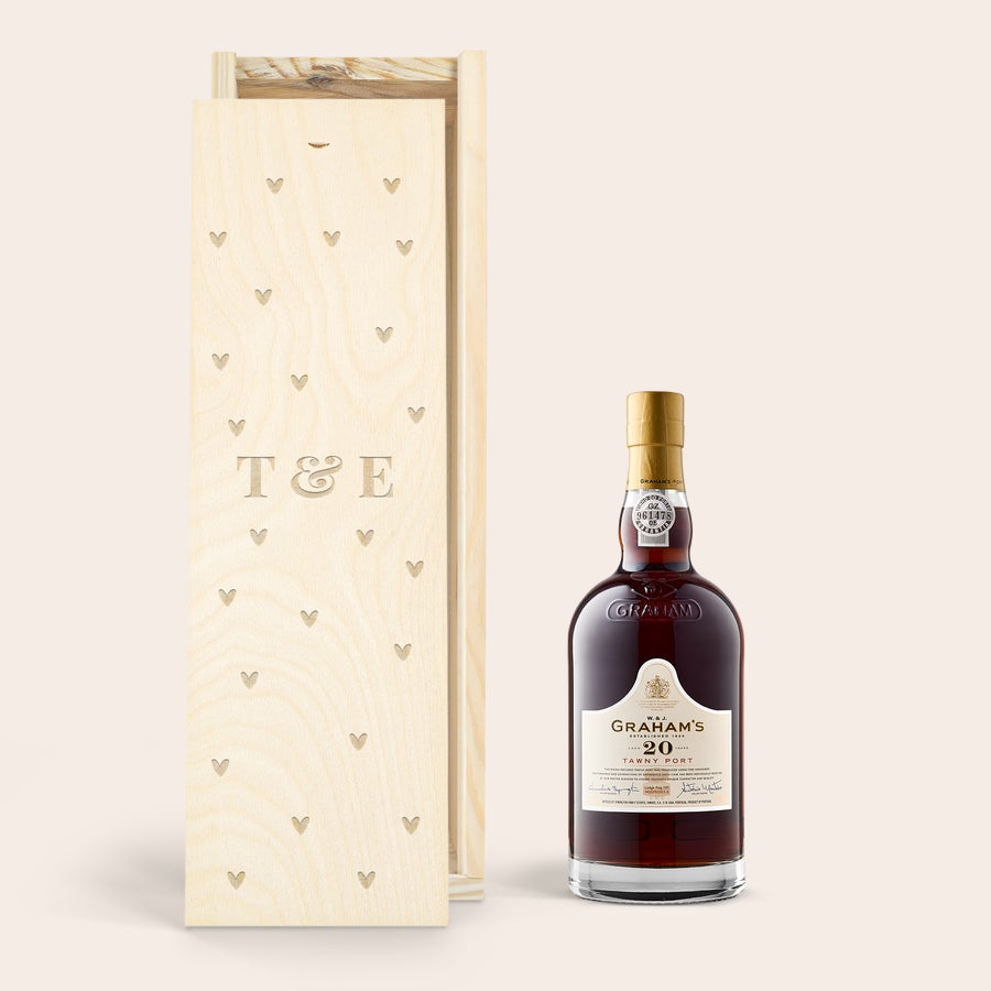 Personlig port Graham's 20 Years En flaska Graham's Tawny 20 Years port i ett graverat träfodral med texten T&E och hjärtan, perfekt för att överraska dina nära och kära.