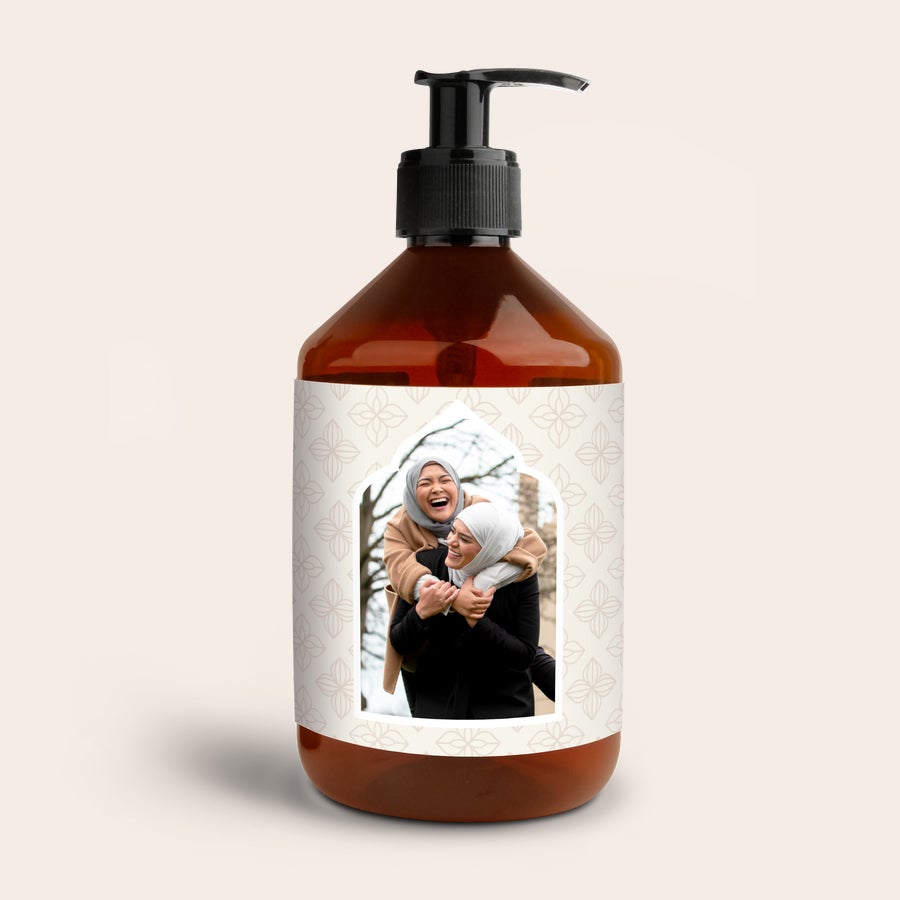 Jabón de manos personalizado Jabón de manos personalizado con etiqueta impresa con la foto de dos mujeres riendo.