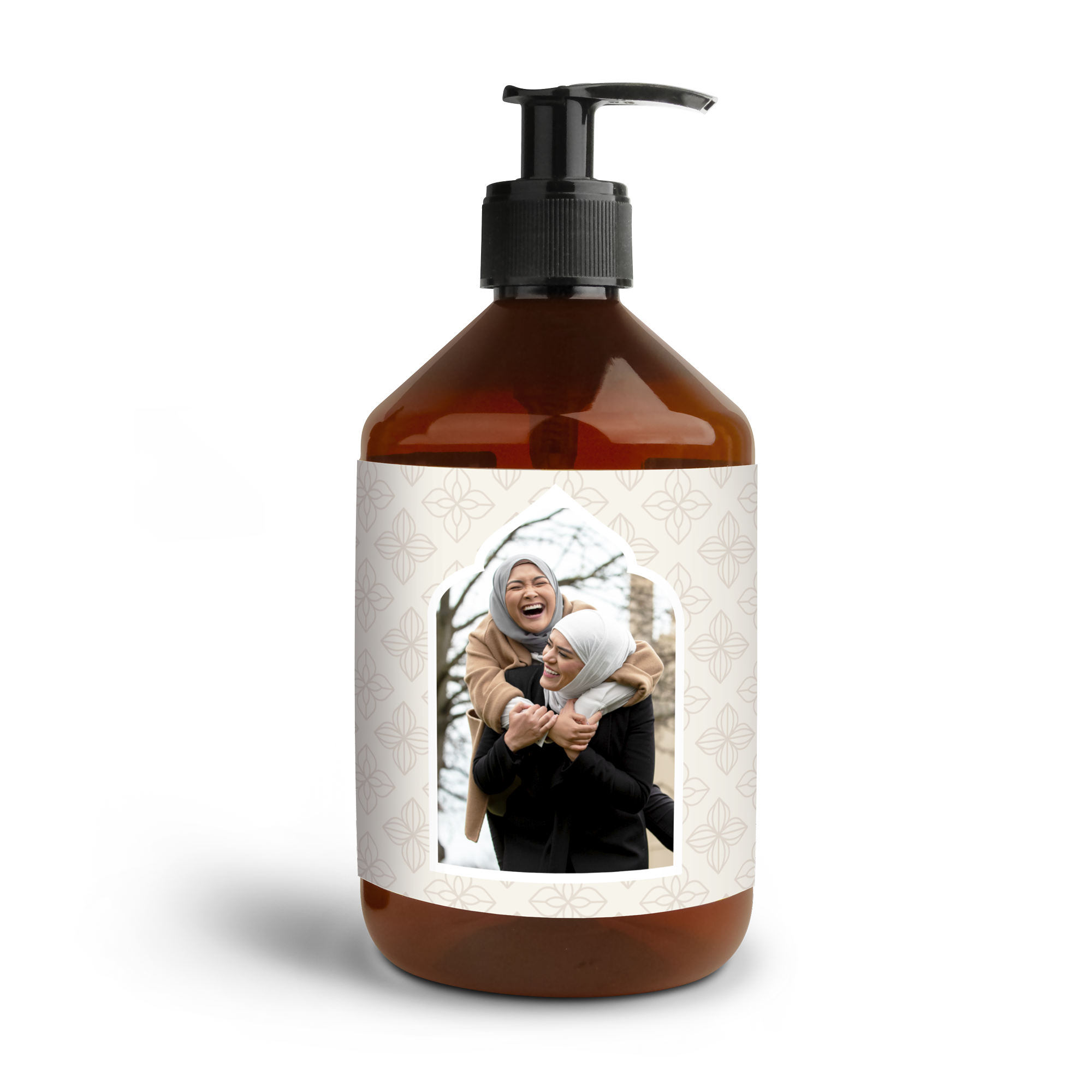 Bouteille de savon marron avec une étiquette personnalisée imprimée montrant deux femmes qui rient. Prenez plaisir à vous laver les mains avec ce savon personnalisé.