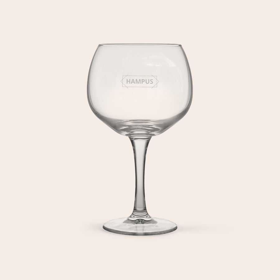 Personlig YourSurprise Gin Gin-tonic glas graverat med namnet Hampus, en perfekt personlig drinkpresent.