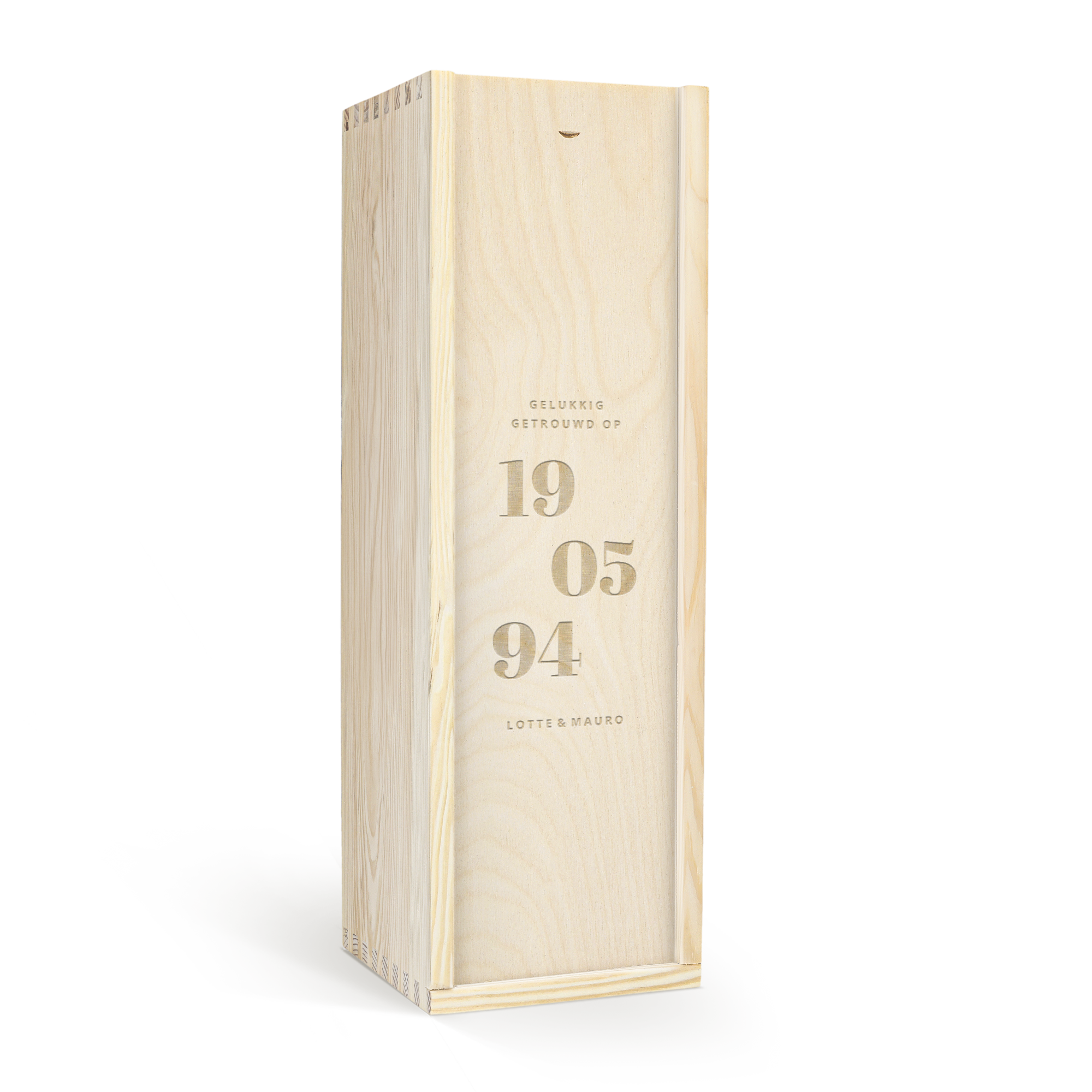 Gegraveerde houten kist voor gin met de tekst "Gelukkig getrouwd op 19-05-94 Lotte & Mauro"