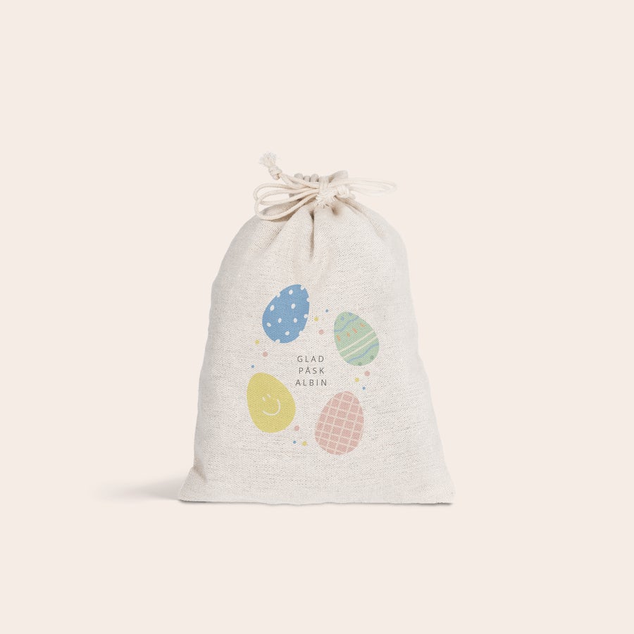 Presentpåse med dragsko - påsk Personlig presentpåse med dragsko för påsk, vitt bomullstyg med påsktryck av ägg och texten Glad Påsk Albin