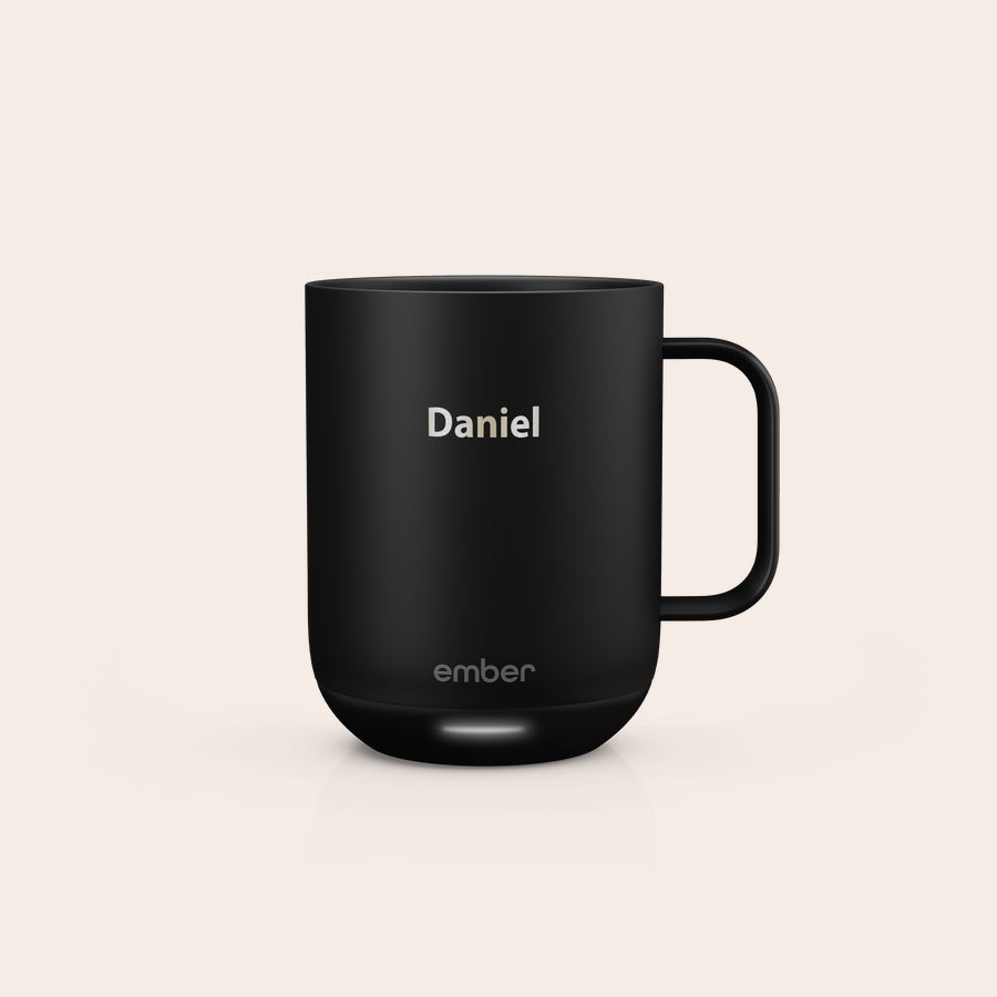 Ember Smart Control Mug Čierny personalizovaný pohár Ember Control Cup s vygravírovaným menom Daniel na mieru na boku