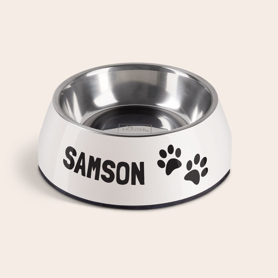 Hondenvoerbak met naam Witte rvs hondenvoerbak met de opgedrukte naam Samson en twee zwarte pootafdrukken