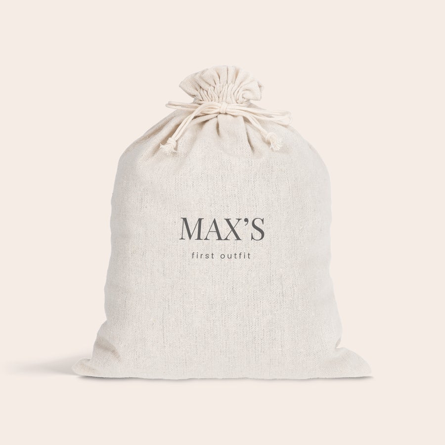 Darčeková taška so šnúrkou Personalizovaná biela darčeková taška so šnúrkou a potlačou mena MAX'S first outfit na Veľkú noc