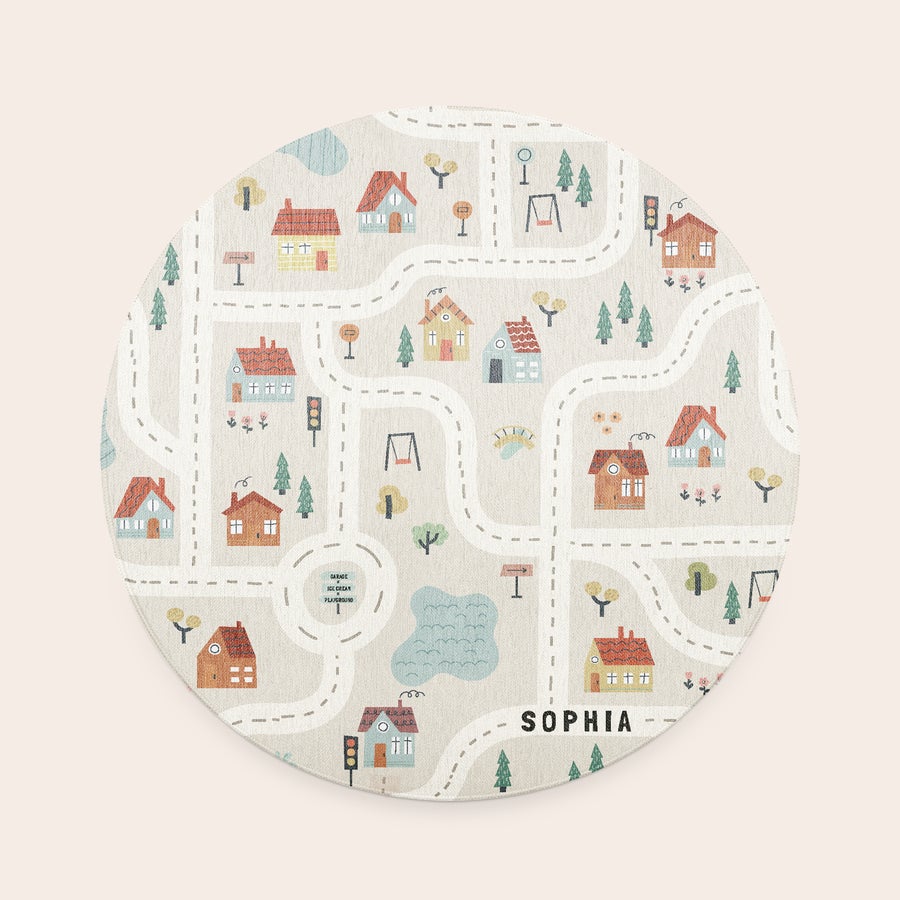 Gepersonaliseerd speelkleed - ø 152 cm Ronde, gepersonaliseerde speelmat met wegen, huizen, bomen, schommels en de naam SOPHIA, bedrukt als een uniek speelkleed.