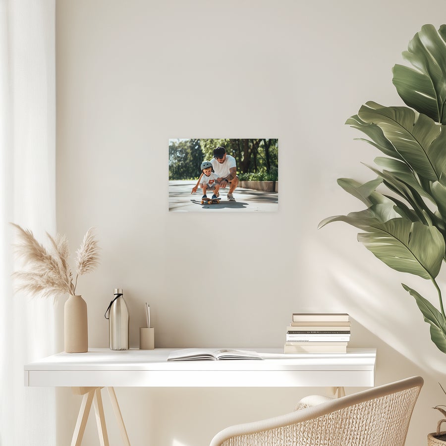 Plagátové výtlačky Personalizovaný fotografický plagát so saténovým povrchom zobrazujúci otca a syna na skateboarde. Zachyťte svoje obľúbené momenty.