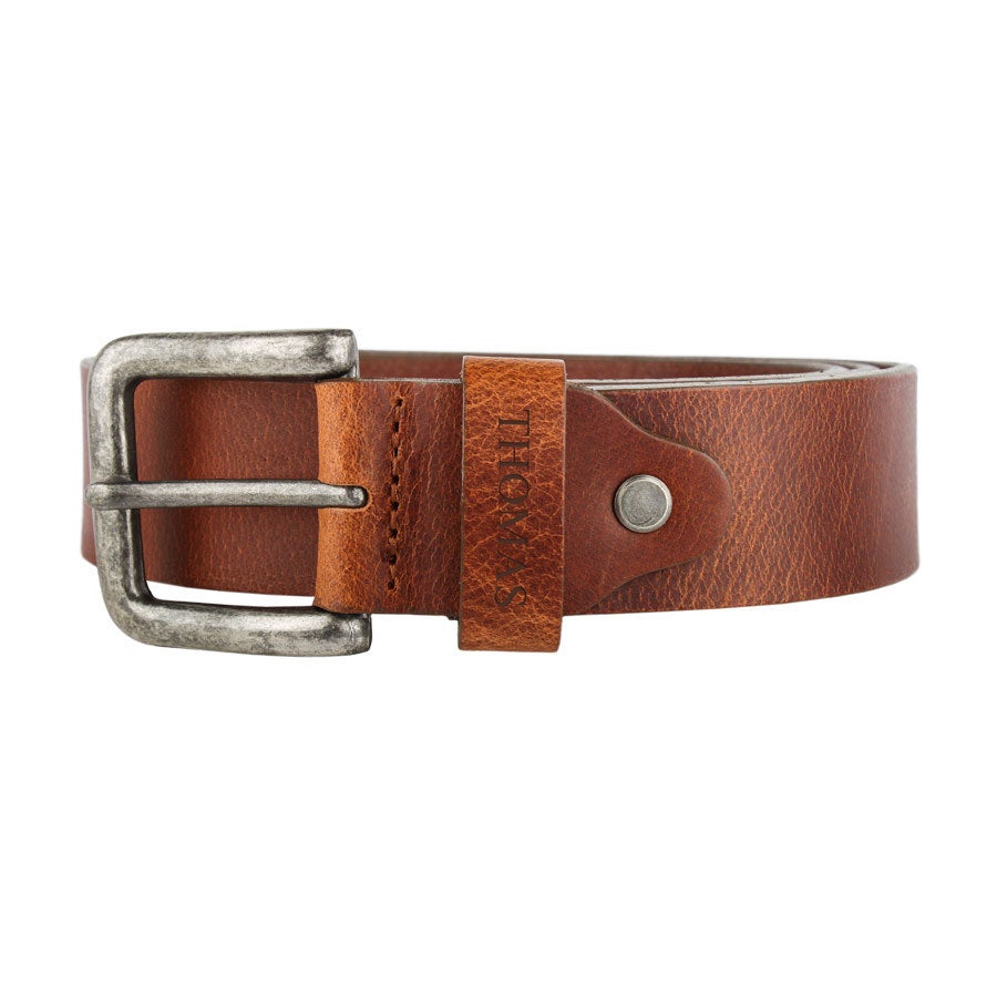 Luksuriøst skinnbelte i brunt med gravert navn "THOMAS", sølvfarget spenne og nagler.