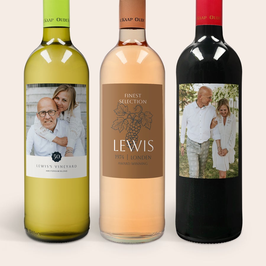 Confezione Personalizzata Vino OudeKaap Tre bottiglie di vino Oude Kaap (bianco, rosé e rosso) con etichette personalizzate stampate con foto e testo per una confezione regalo di vino personalizzato.
