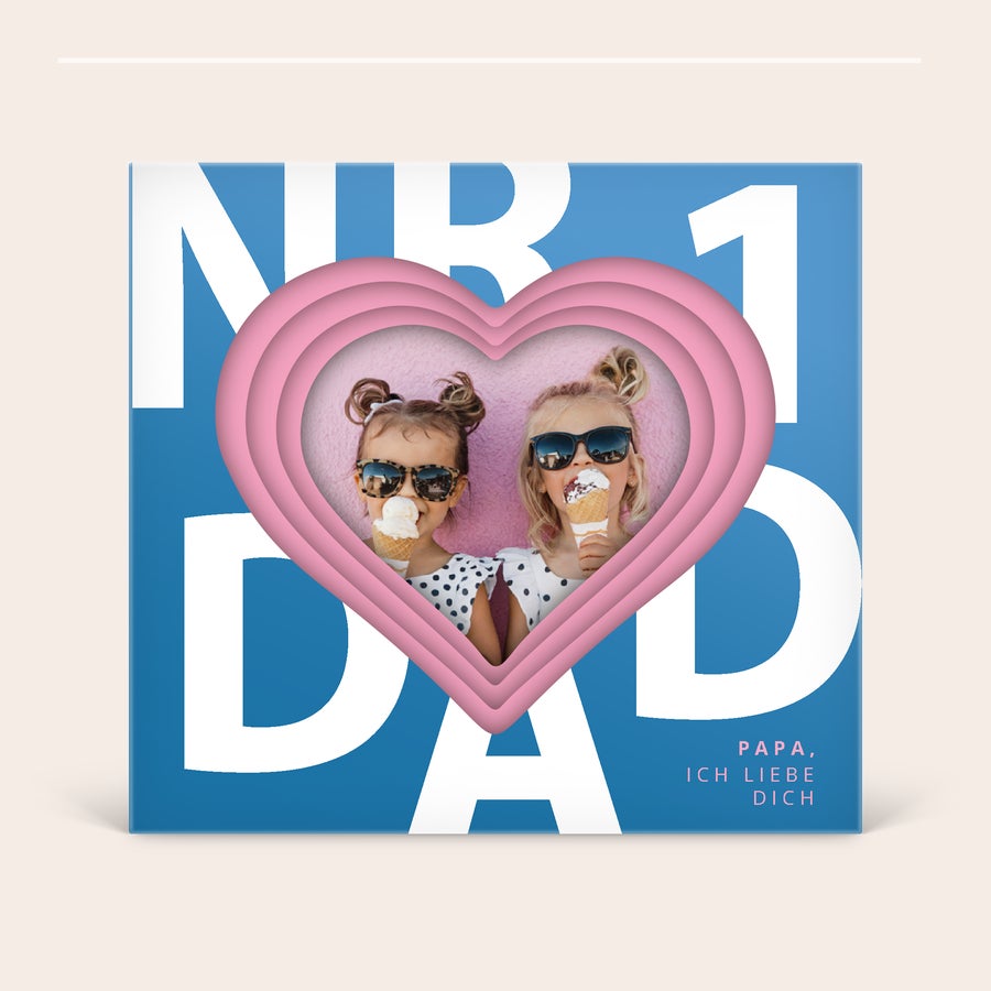 Milka herzen in einer 3D-Box Milka Herzen 3D-Geschenkbox in Blau mit dem Text "Nr. 1 DAD" und einem persönlichen Foto von zwei Kindern im Herzfenster bedruckt, gefüllt mit Premium-Schokolade