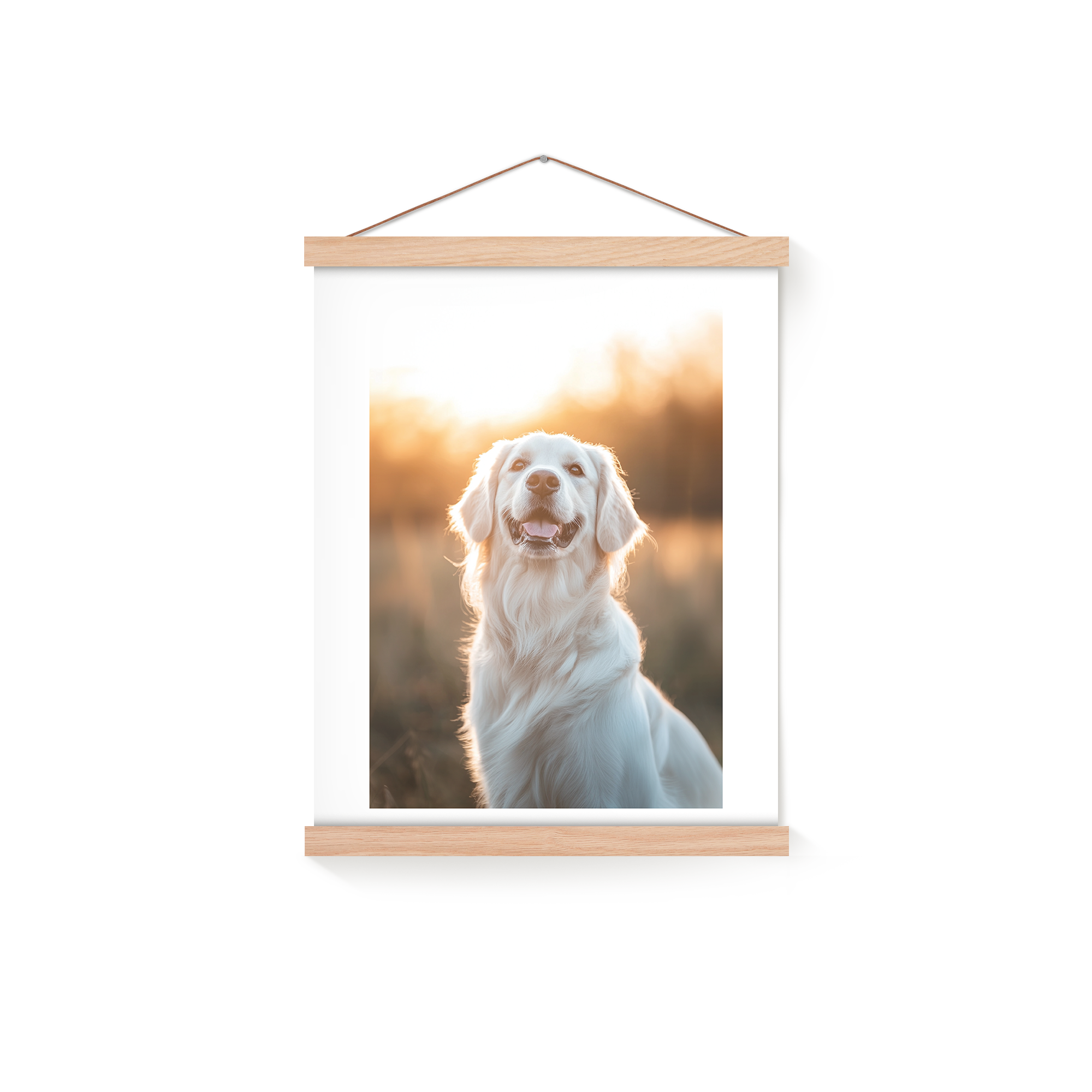 Magnetický držák plakátů z dubového dřeva s potištěnou fotografií usmívajícího se labradora.