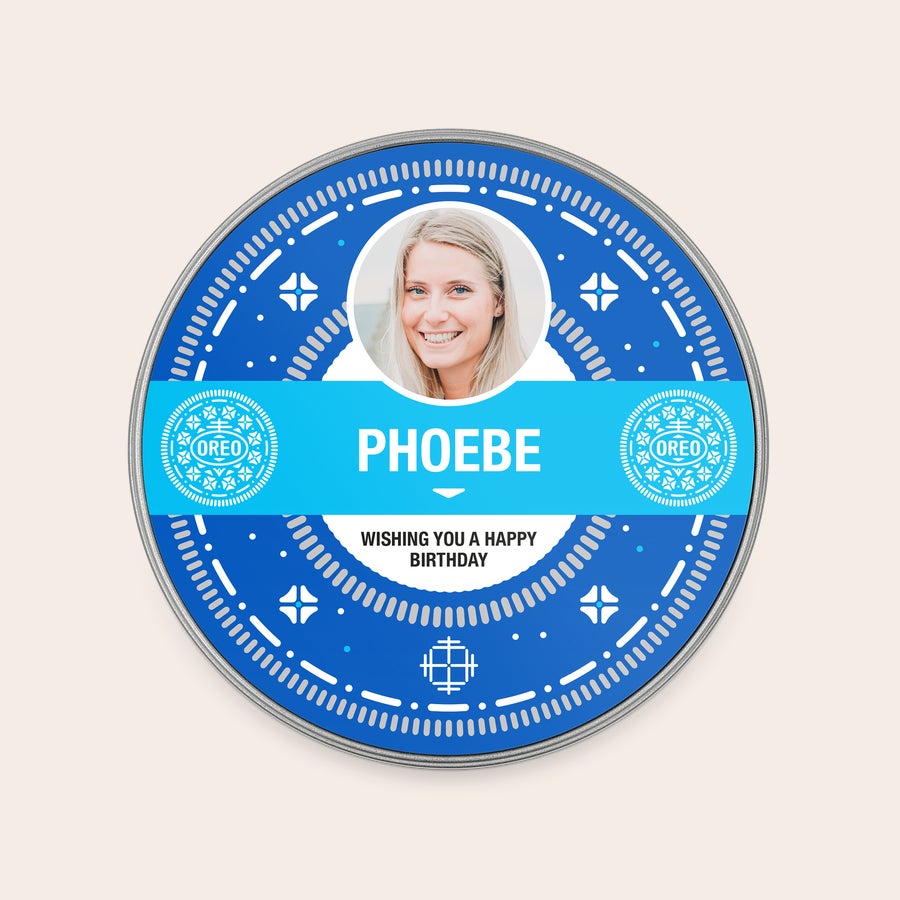 Krabice na sušenky s Oreo Modrá kulatá plechovka Oreo s vytištěnou fotografií ženy, jménem PHOEBE a nápisem "WISHING YOU A HAPPY BIRTHDAY".