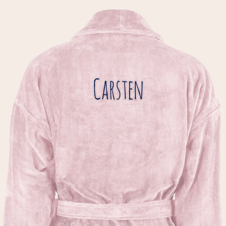 Bademantel Männer personalisiert Rosa Bademantel aus Frottee mit dem Namen Carsten in Dunkelblau auf dem Rücken bestickt