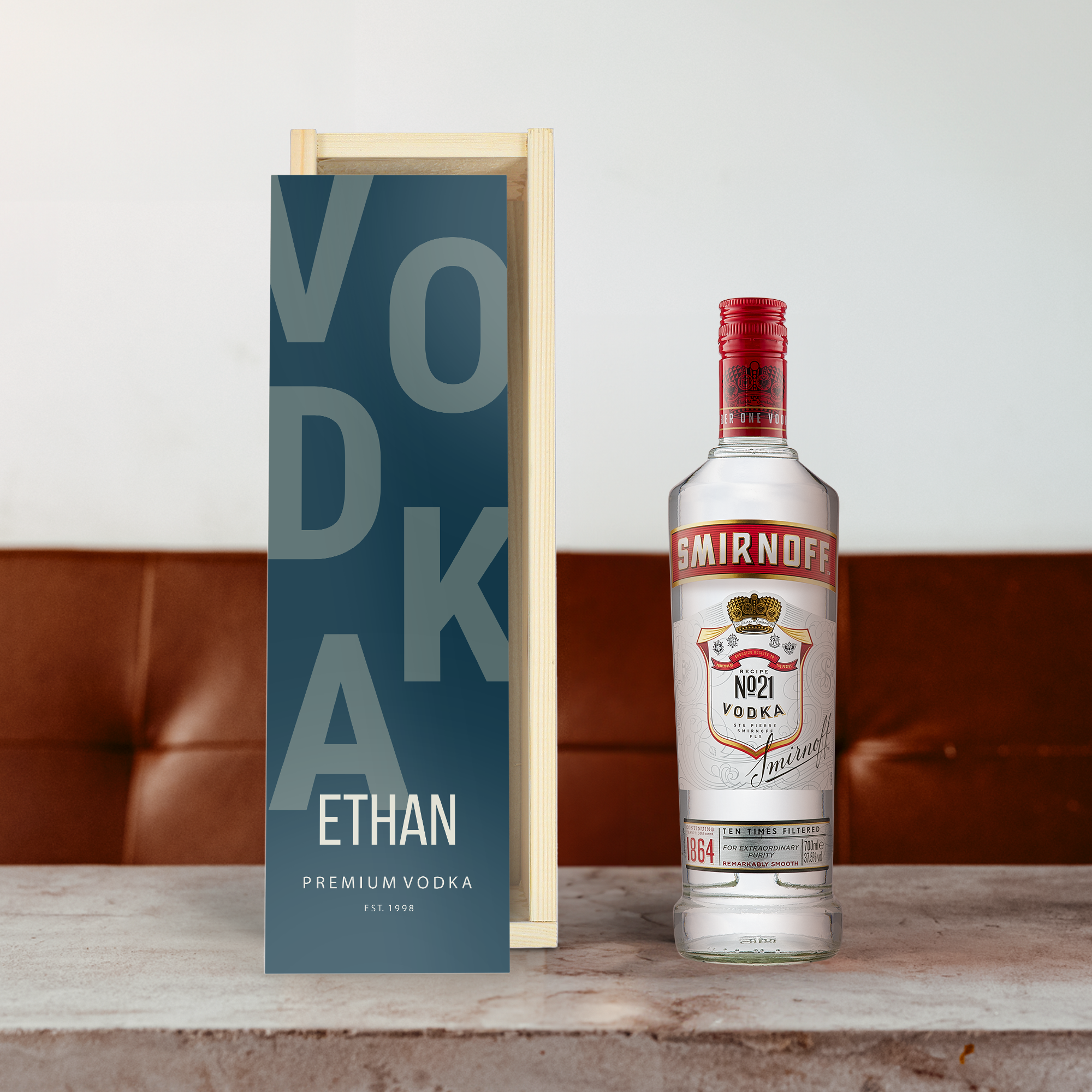 Smirnoff vodka i personlig æske med print af "VODKA ETHAN PREMIUM VODKA EST. 1998"