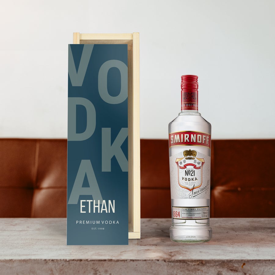 Smirnoff vodka v personalizované krabici Láhev vodky Smirnoff v gravírované dřevěné krabici s textem VODKA ETHAN a rokem 1998