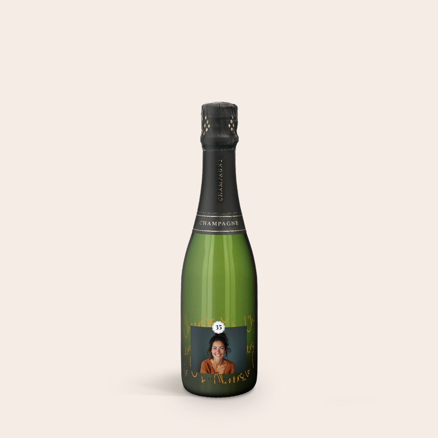 René Schloesser champagne (375ml)  med personalisering Grøn champagneflaske med personlig etiket, trykt med et billede af en kvinde og tekst "Cheers" i guld. Fejr enhver anledning med en flaske champagne med en personlig label.