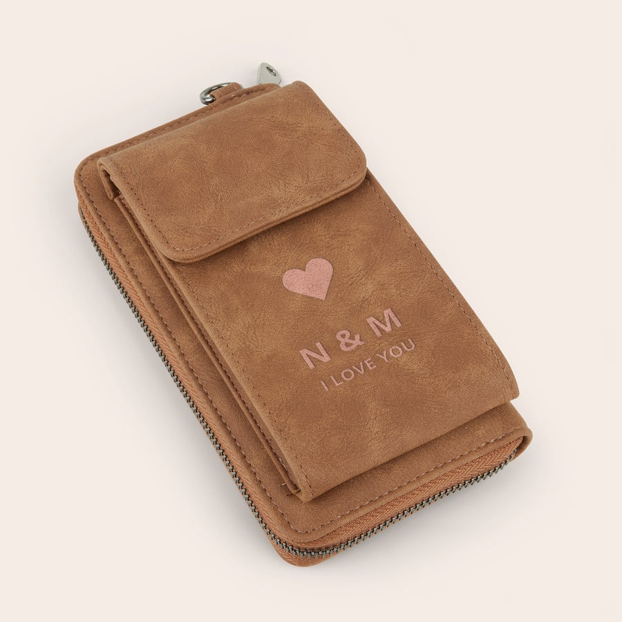 Personlig mobilveske Brun personlig mobilveske med rosa trykk av hjerte og initialene N & M og teksten I LOVE YOU