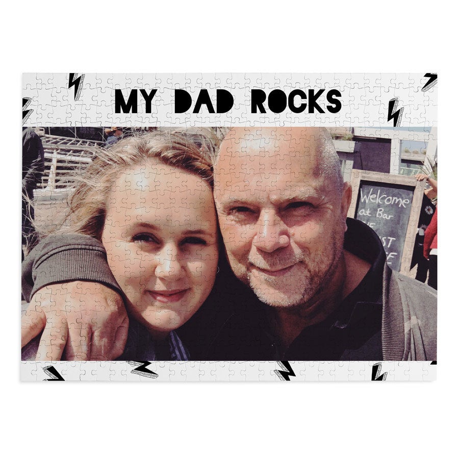 Personligt puslespil trykt med et billede af far og datter med teksten MY DAD ROCKS. En unik farsdags gave.