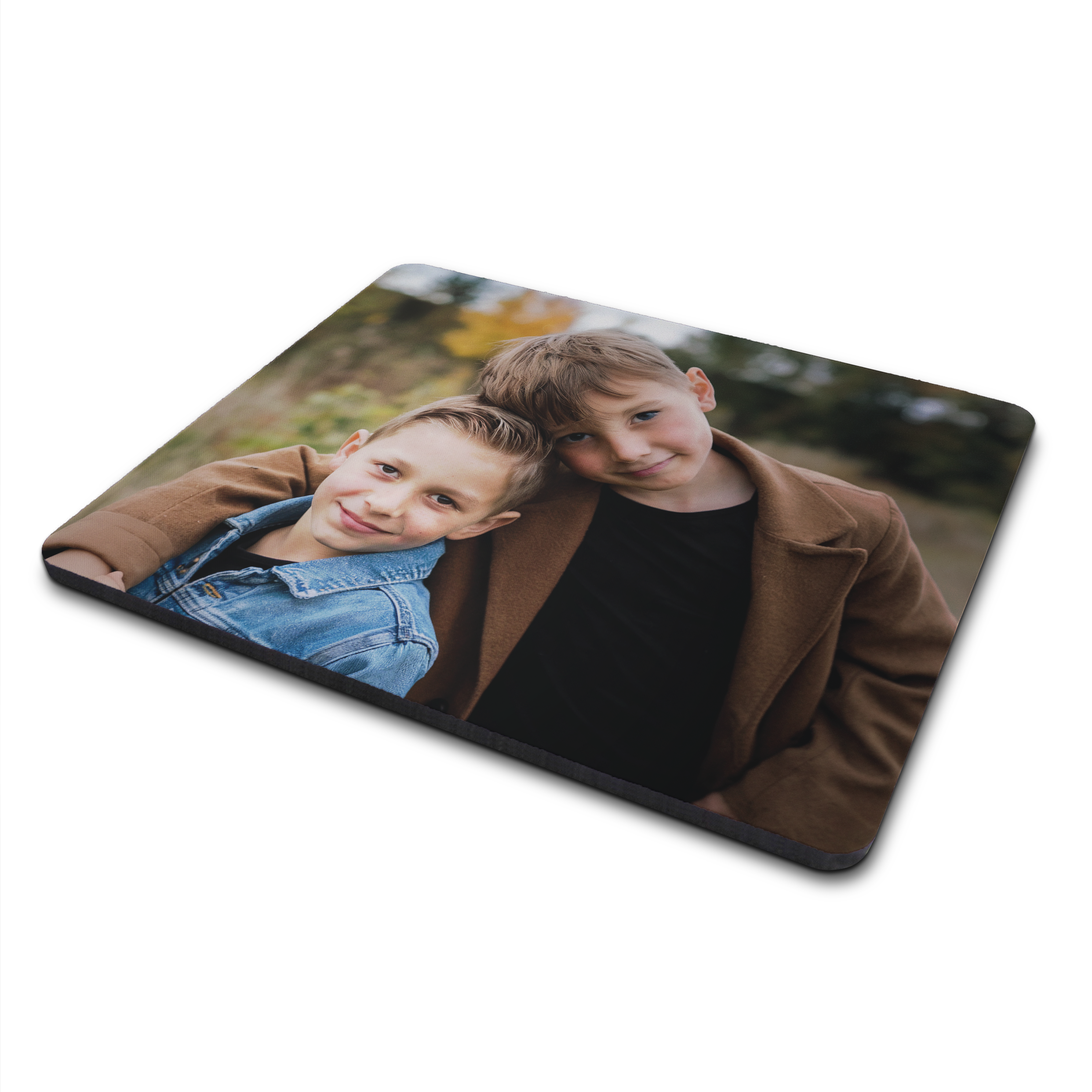 Personlig musmatta 23 x 19 cm med ett tryckt foto av två leende pojkar mot en bakgrund av höstlöv perfekt för att anpassa din arbetsplats.