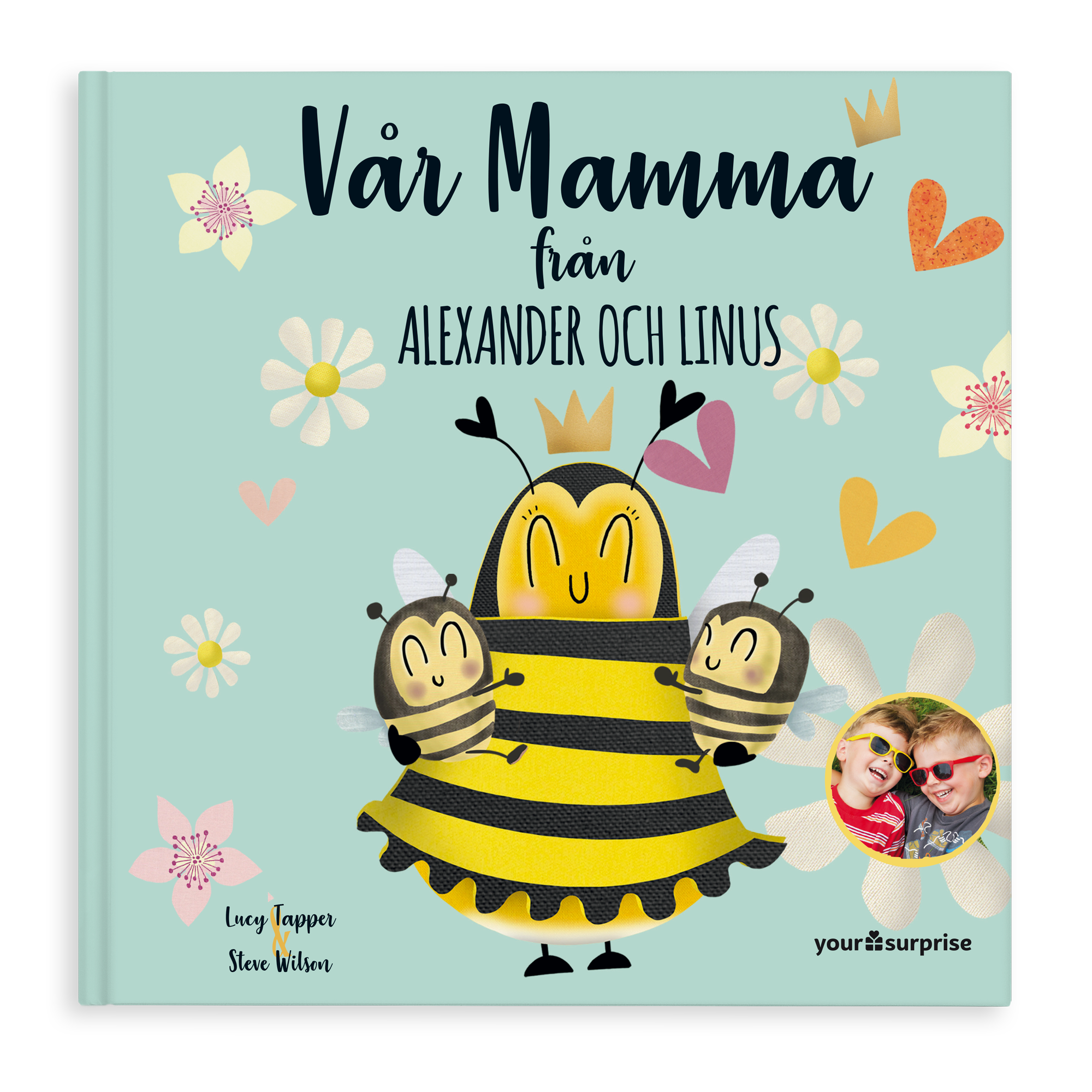Personlig barnbok "Vår Mamma" med texten "från Alexander och Linus" och ett tryckt foto på två pojkar. Den här boken är perfekt för att visa din mamma hur mycket du tycker om henne!