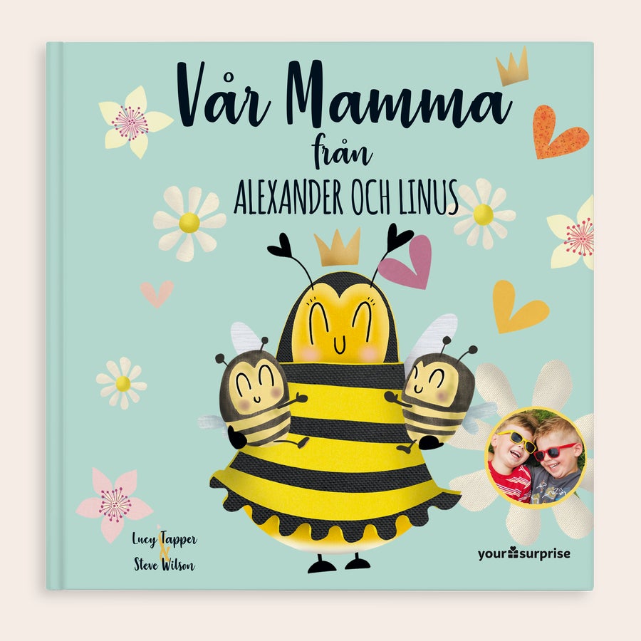 Personlig bok - Vår mamma Personlig barnbok "Vår Mamma" med texten "från Alexander och Linus" och ett tryckt foto på två pojkar. Den här boken är perfekt för att visa din mamma hur mycket du tycker om henne!