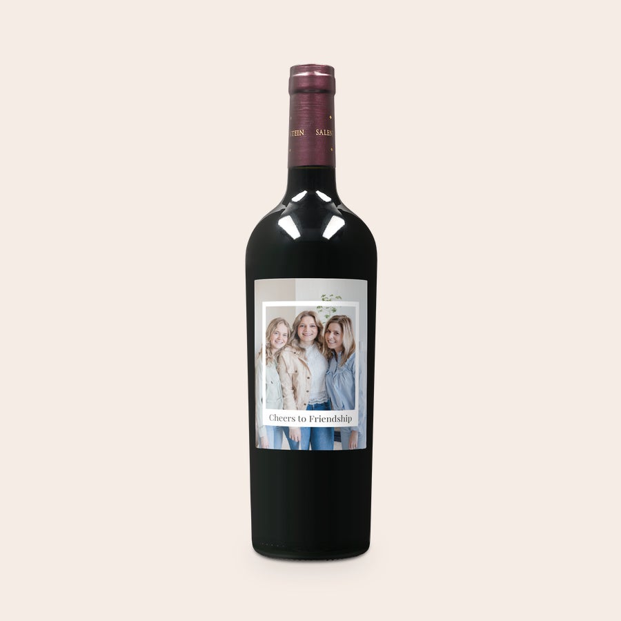 Salentein Merlot Botella de Salentein Merlot con foto personalizada de tres mujeres sonrientes y texto Cheers to Friendship, impresa en la etiqueta.