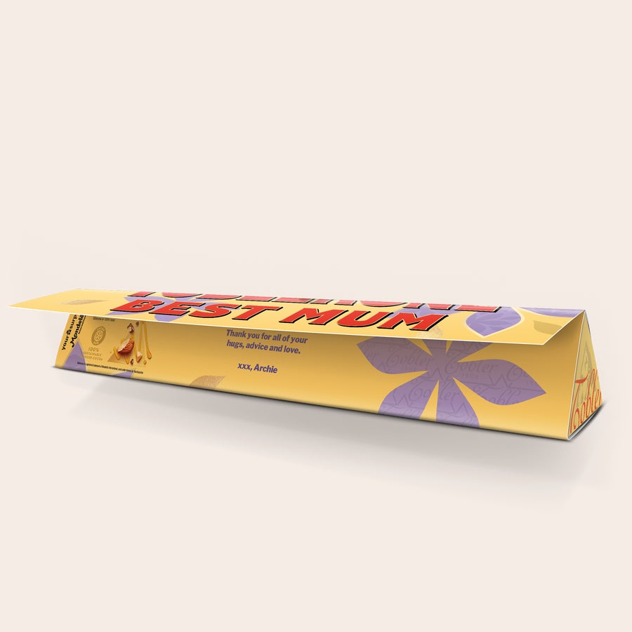 Ziua Mamei Toblerone Baton de ciocolată Toblerone personalizat cu mesajul BEST MUM și numele Archie, imprimat pe ambalajul galben și mov.