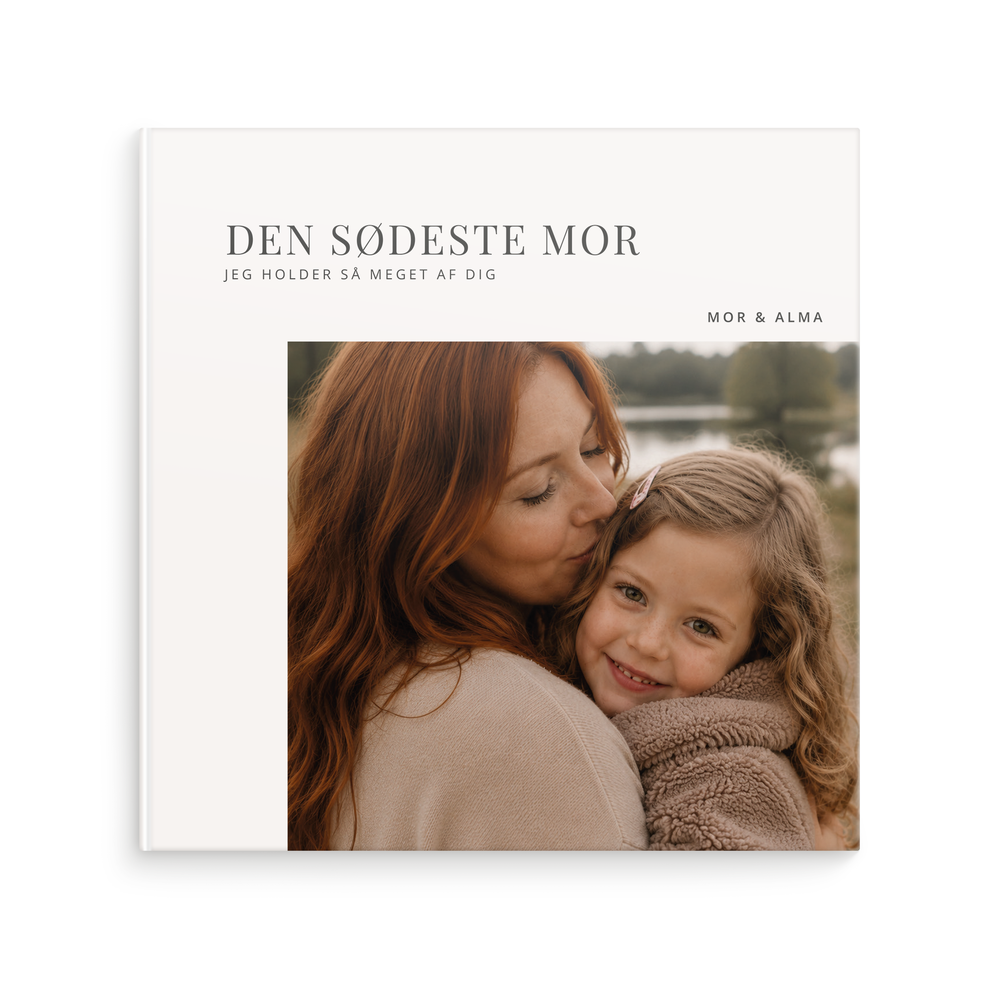Personaliseret billedalbum - Mor og mig/os - XL - Hardcover - fra 28 sider med et foto af mor og barn og teksten Den sødeste mor og Mor & Alma, trykt på omslaget.