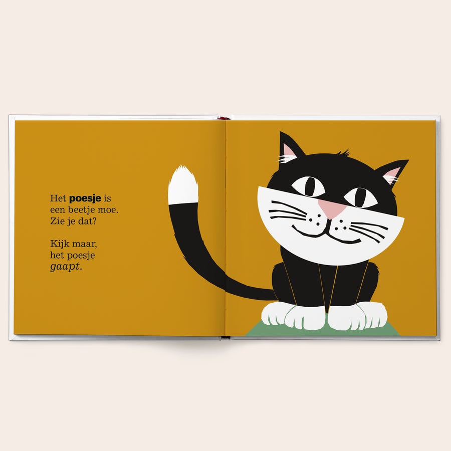 Boek "Iedereen gaapt - XXL " personaliseren Open gepersonaliseerd kinderboek Iedereen gaapt XXL met zwarte kat op gele achtergrond. Tekst geprint met eigen naam.