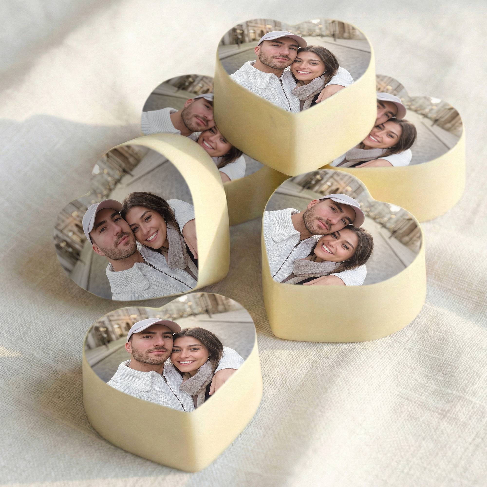 Personalisierte Pralinen mit Foto – Herzform. Die cremefarbenen Pralinen sind mit einem persönlichen Foto bedruckt.