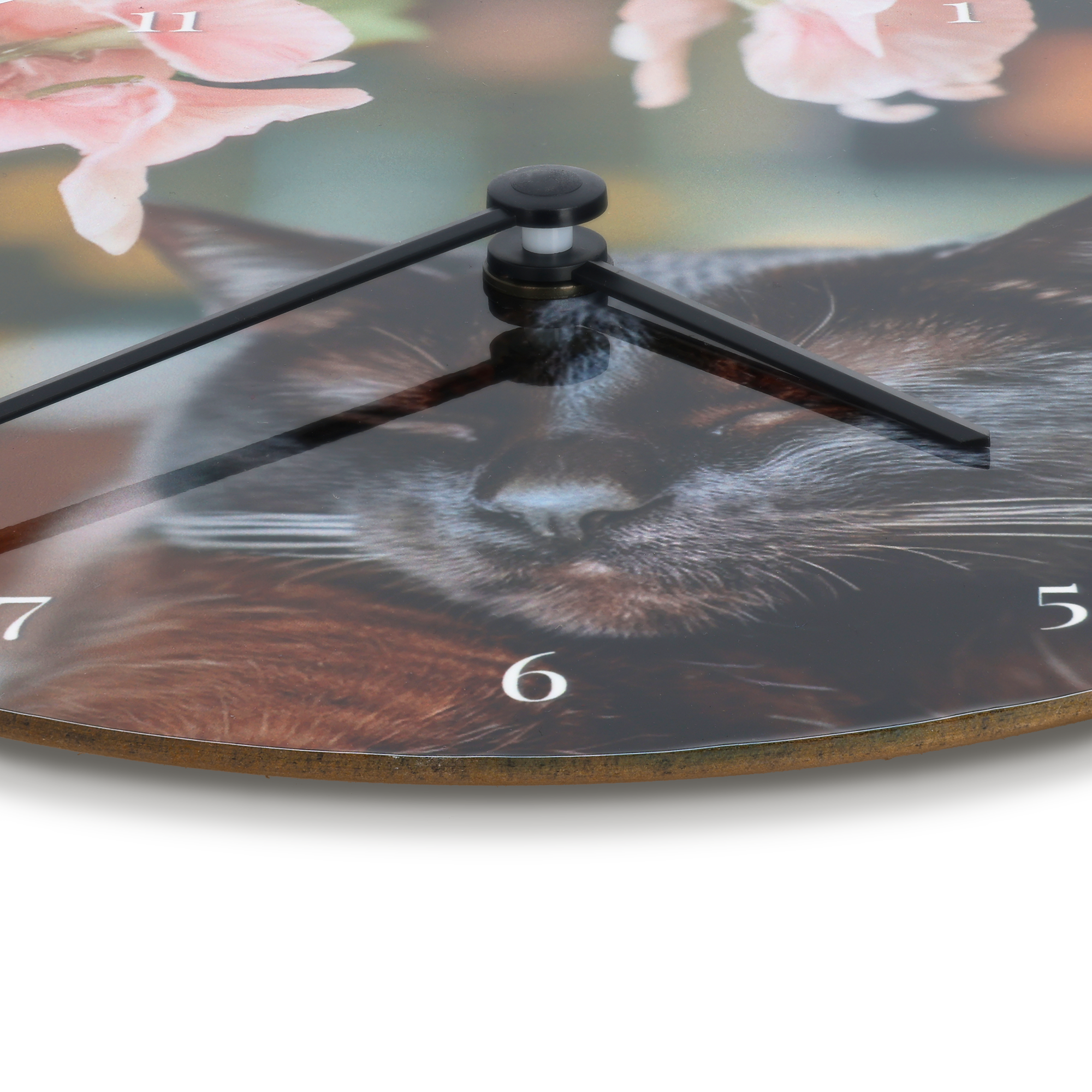Gepersonaliseerde wandklok met foto van een slapende zwarte kat en roze bloemen, bedrukt met een eigen foto.