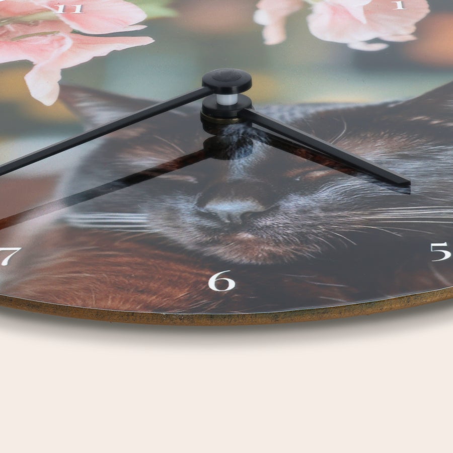 Fotouhr Hübsche Uhr mit eigenem Foto einer schlafenden Katze und rosafarbenen Blumen, mit schwarzem Rahmen bedruckt