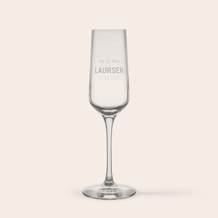 Champagneglas Personligt krystal-champagneglas indgraveret med teksten Mr & Mrs LAURSEN og datoen 12 04 2021