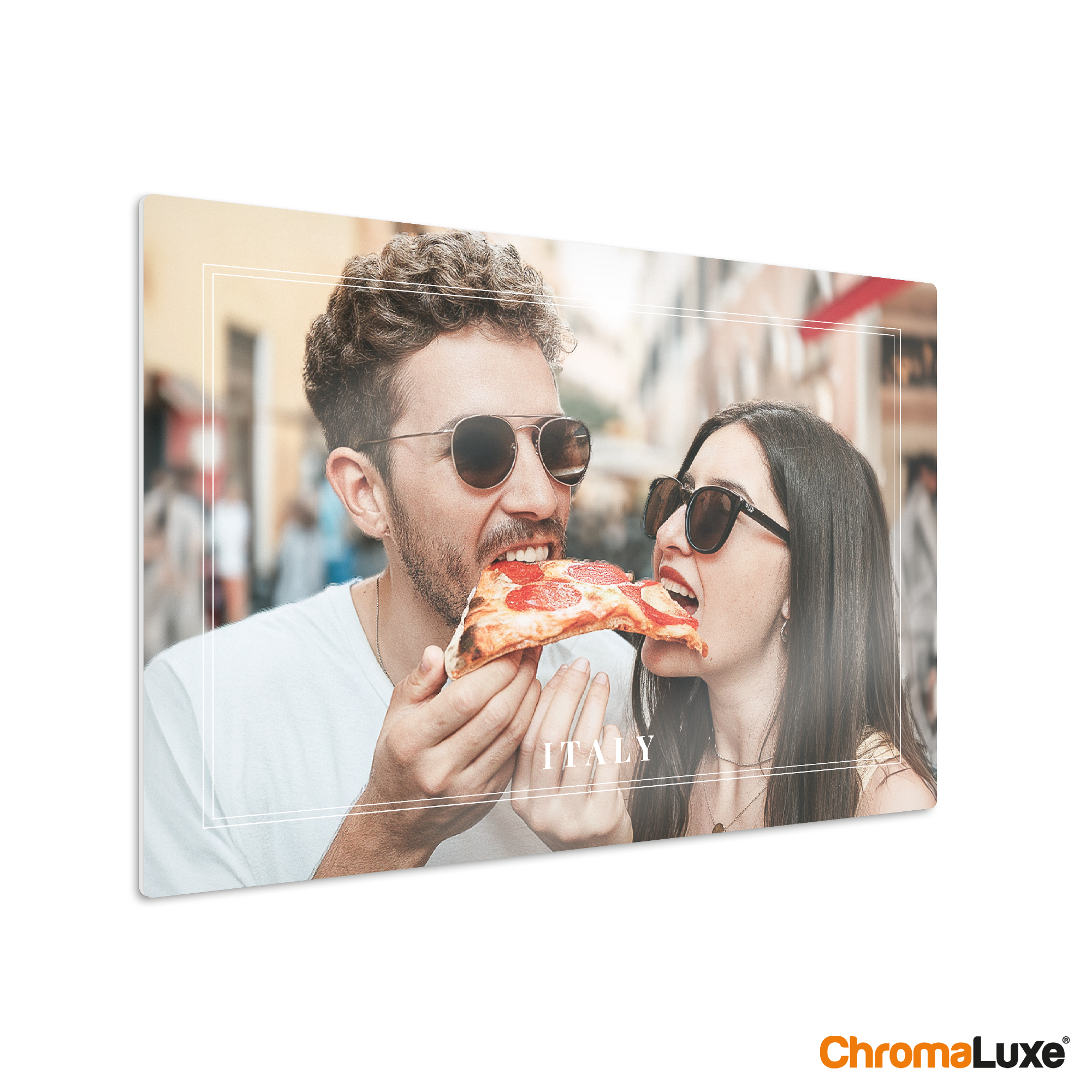 ChromaLuxe fotopanel med par som äter pizza, texten "ITALY" tryckt i vitt.