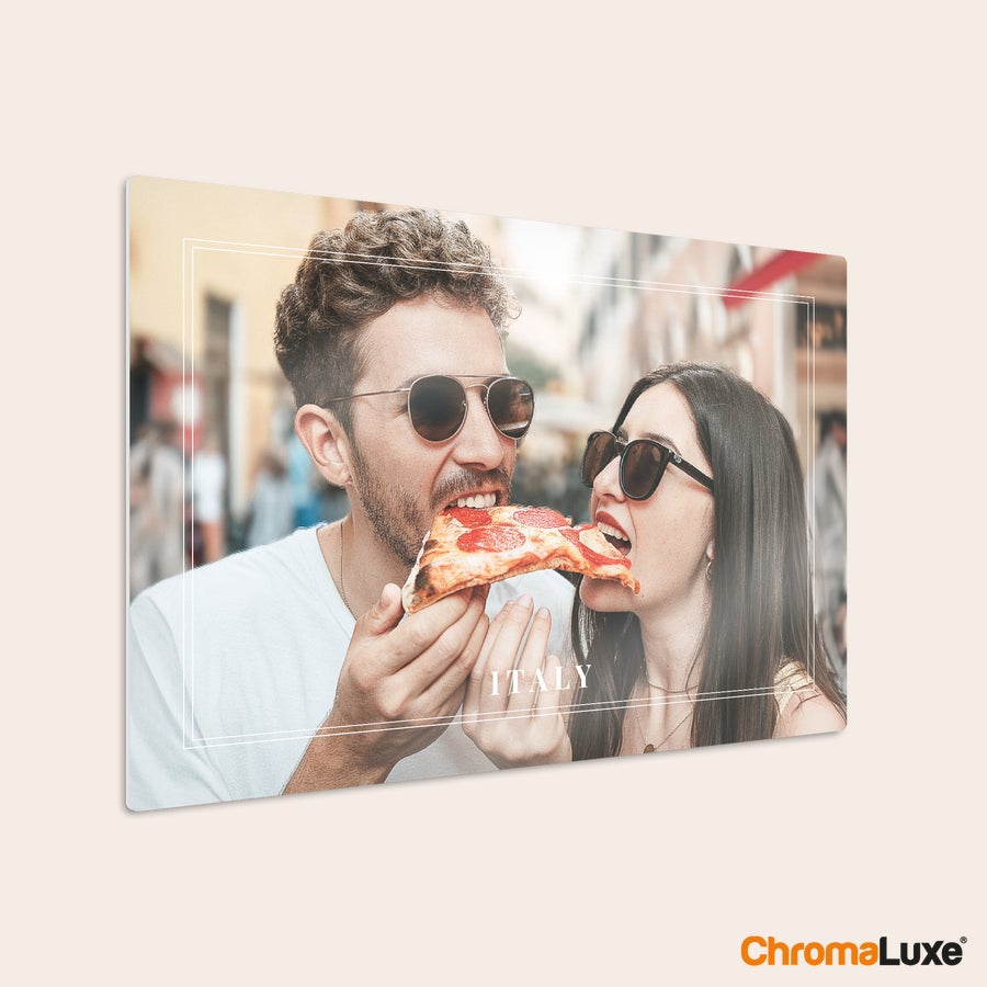 Aluminium fotopanel ChromaLuxe fotopanel med par som äter pizza, texten "ITALY" tryckt i vitt.