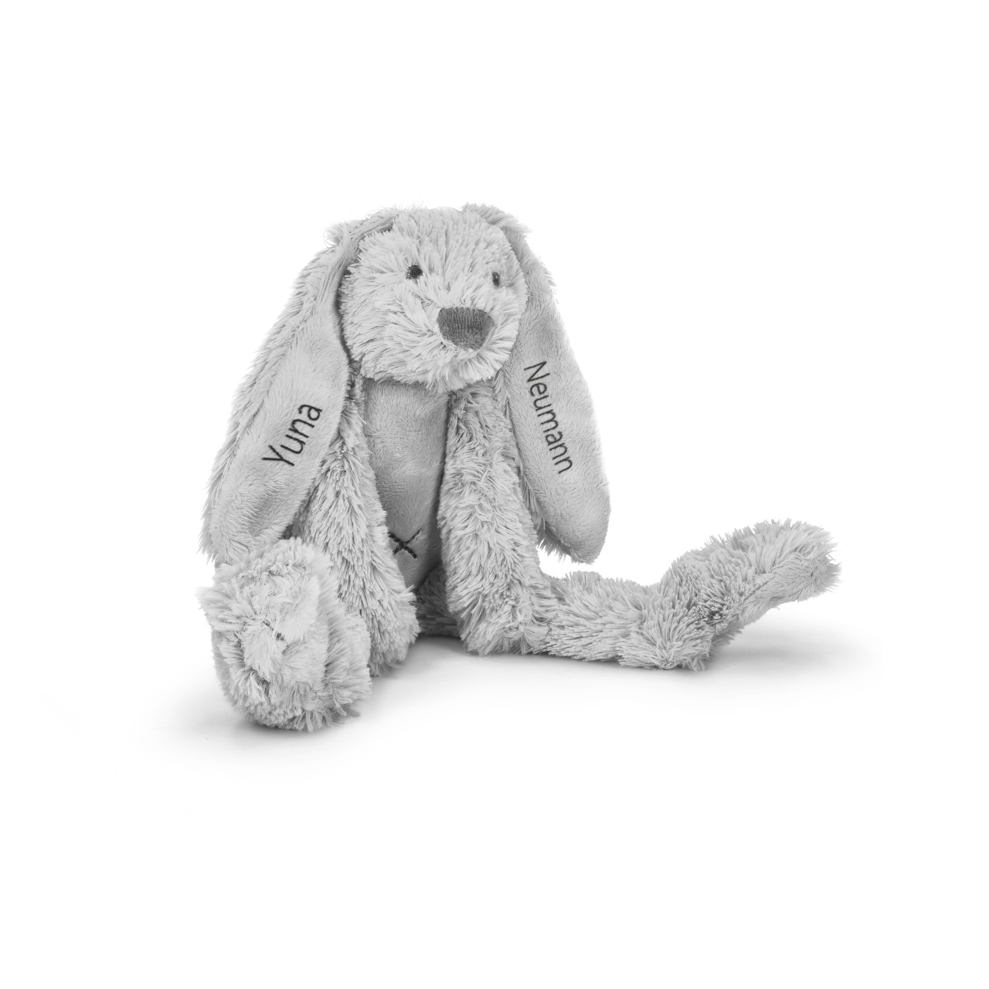 Graues flauschiges Kuschelkaninchen mit dem Namen Yuna und Neumann auf den Ohren bestickt