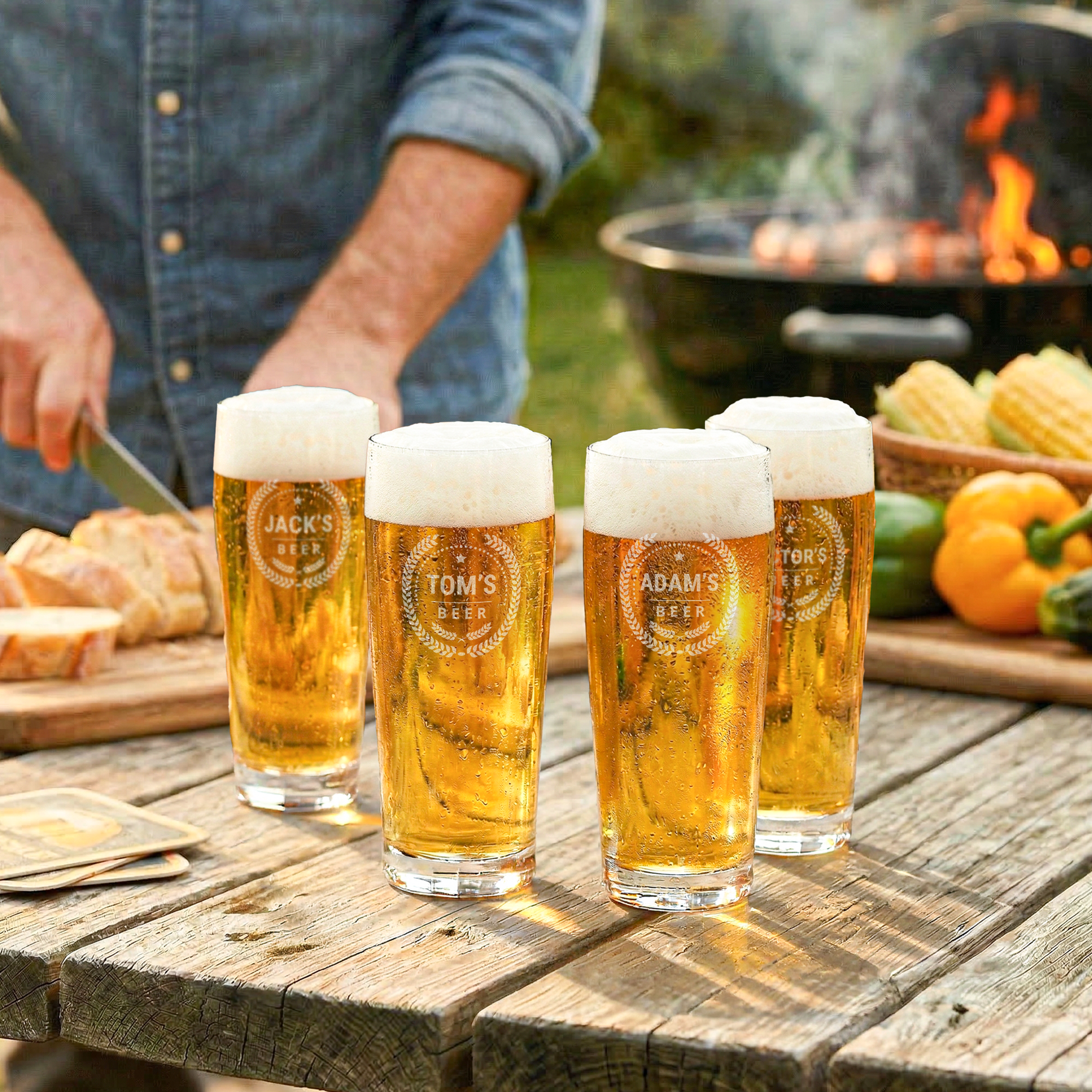 Fire indgraverede mini ølglas med personlige navne, Jack, Tom, Adam og Tor, i en krans, fyldt med gyldent øl og skum, klar til en hyggelig grillaften.