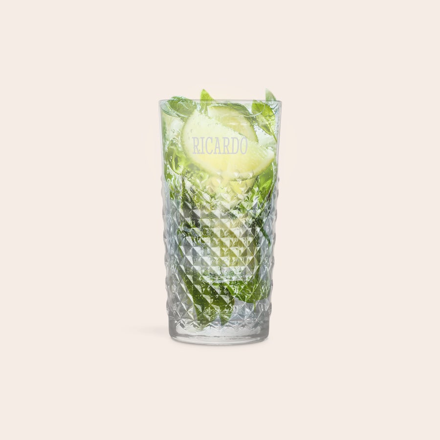 Gravírovaný koktejlový pohár - Mojito Gravírovaný koktejlový pohár s menom Ricardo na mojito, s citrónom, mätou a ľadom.