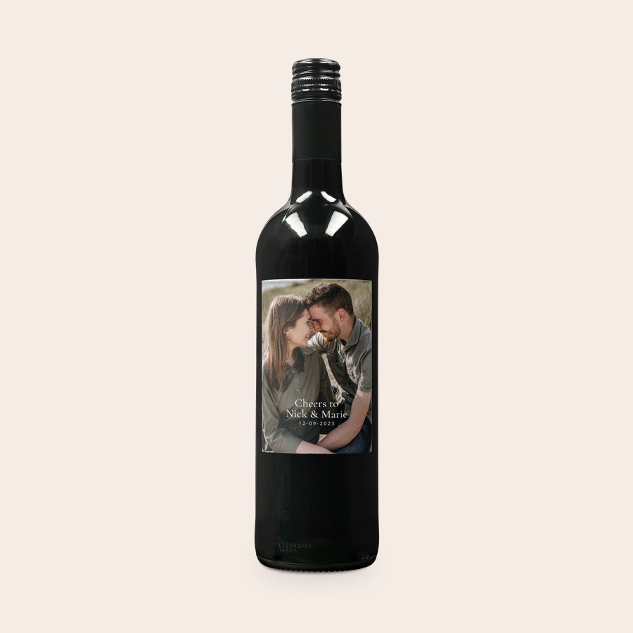 Belvy Red Sticlă de vin roșu Belvy cu etichetă personalizată imprimată cu poza unui cuplu, numele Nick & Marie și data 12-09-2023