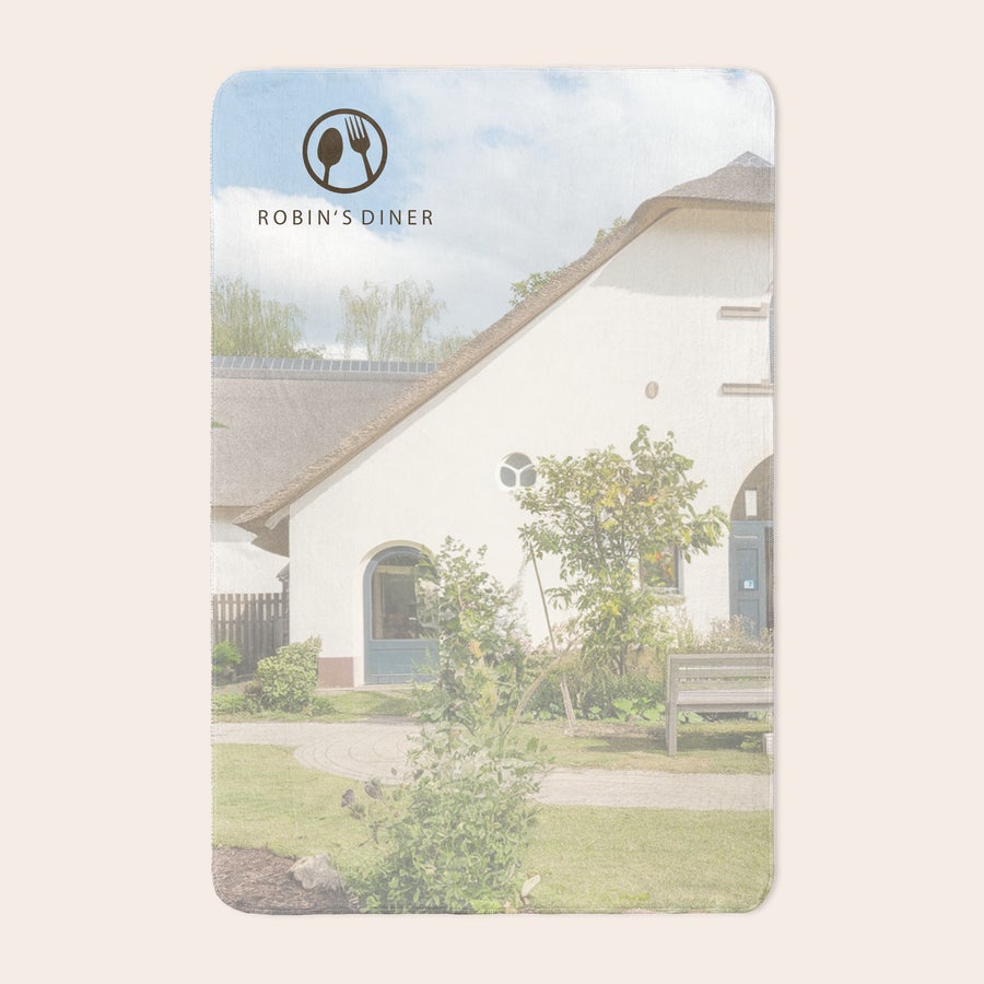 Fotodecke bedrucken Teddy-Fleece-Decke mit Foto eines Hauses und personalisiertem Logo "Robin's Diner" aufgedruckt