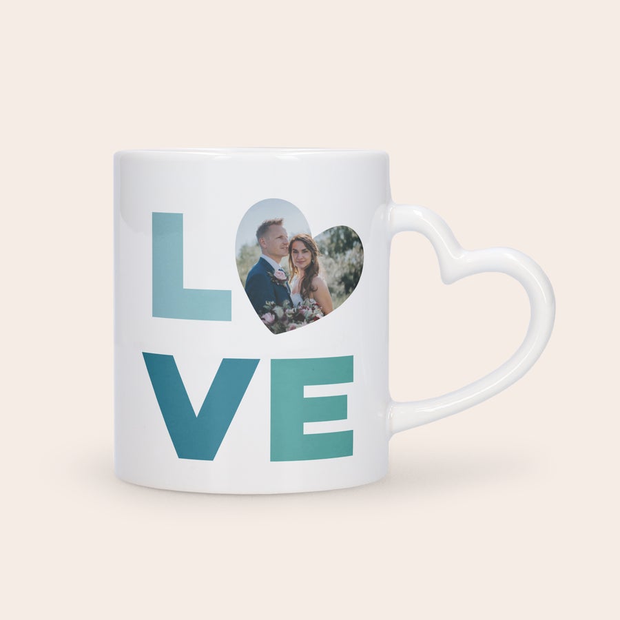 Tazza Personalizzata - Cuore Tazza bianca con manico a cuore personalizzata con una foto di coppia e la scritta LOVE
